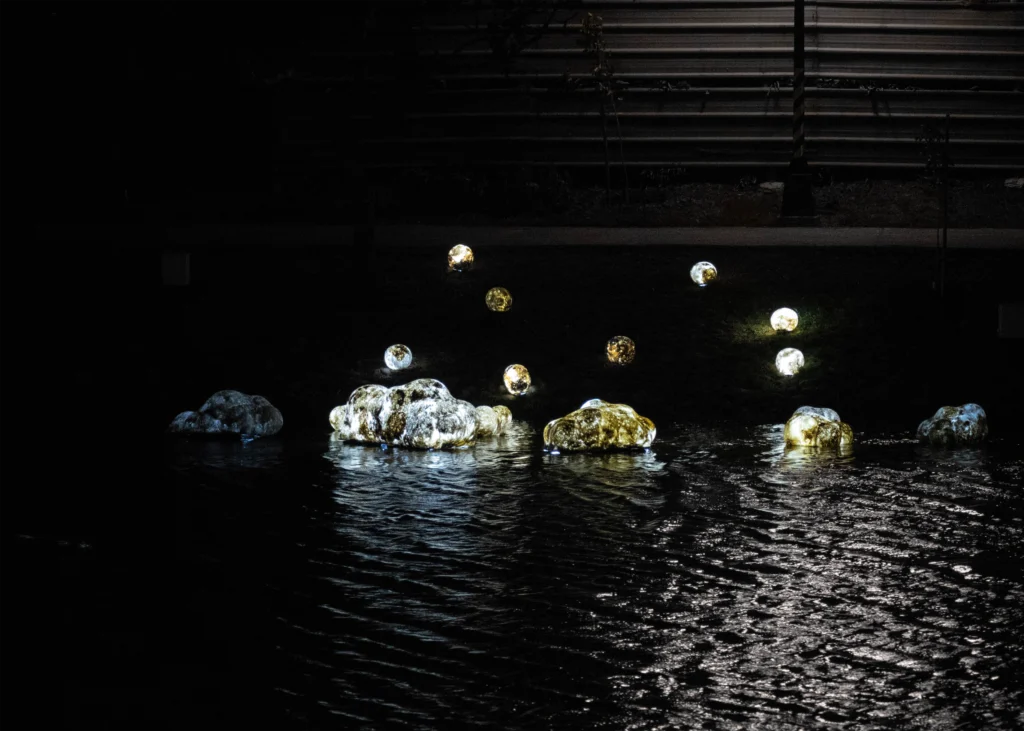 木子一十一工作室於2026年參加月津港燈節，夜晚作品效果展示