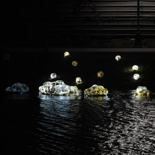 木子一十一工作室於2026年參加月津港燈節，夜晚作品效果展示